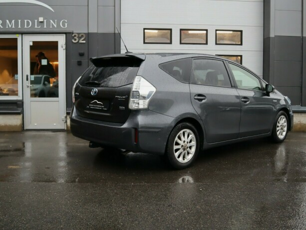 toyota-prius-bensin-2013-big-1