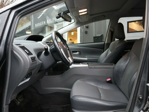 toyota-prius-bensin-2013-big-6