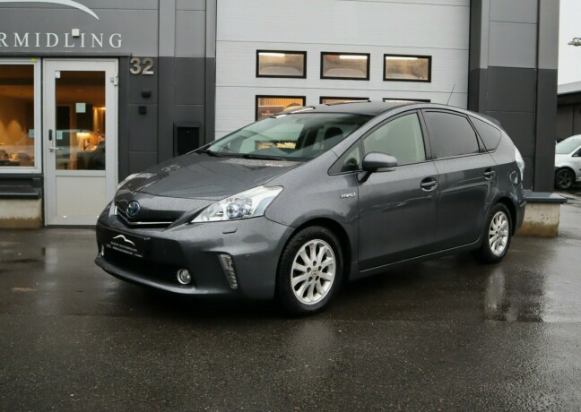 toyota-prius-bensin-2013-big-0