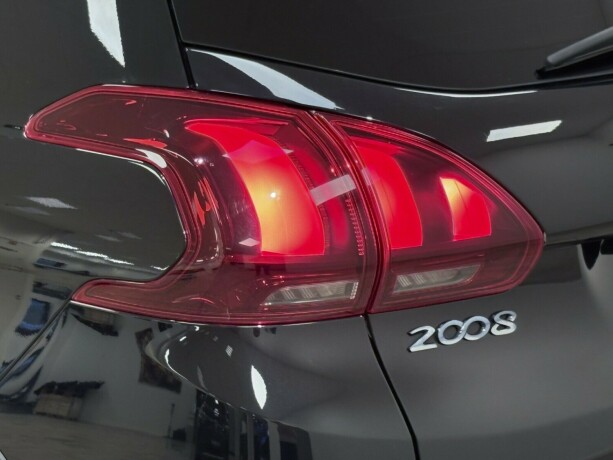 peugeot-2008-bensin-2018-big-5