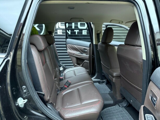 mitsubishi-outlander-elektrisitetbensin-2015-big-26