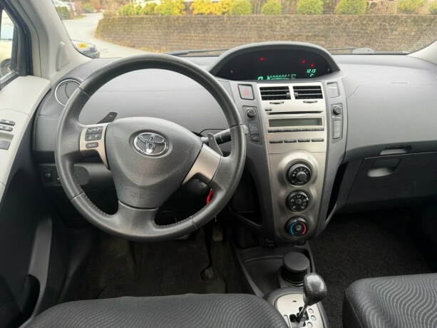 toyota-yaris-bensin-2010-big-7