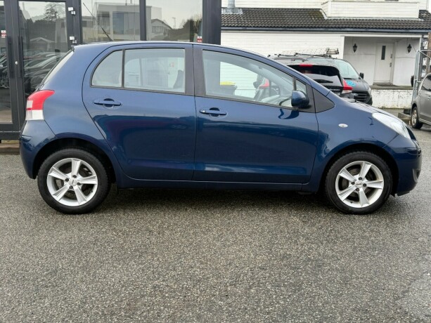 toyota-yaris-bensin-2010-big-5