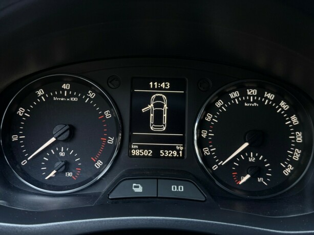 skoda-fabia-bensin-2012-big-15