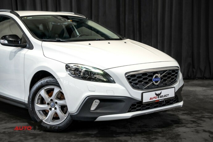 volvo-v40-cross-country-diesel-2014-big-1