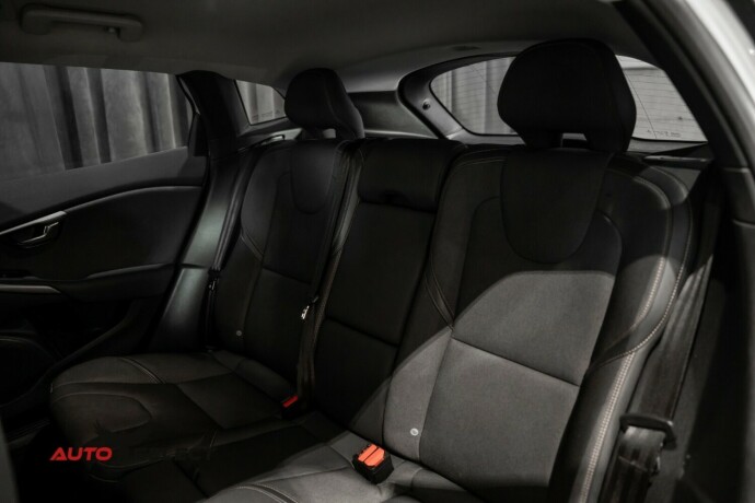 volvo-v40-cross-country-diesel-2014-big-15