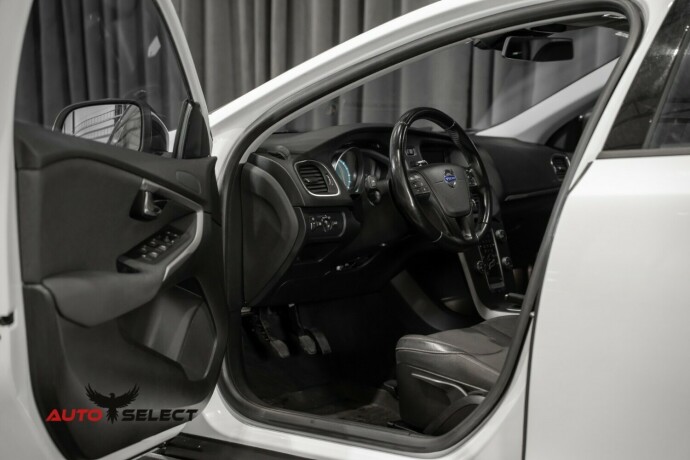 volvo-v40-cross-country-diesel-2014-big-19