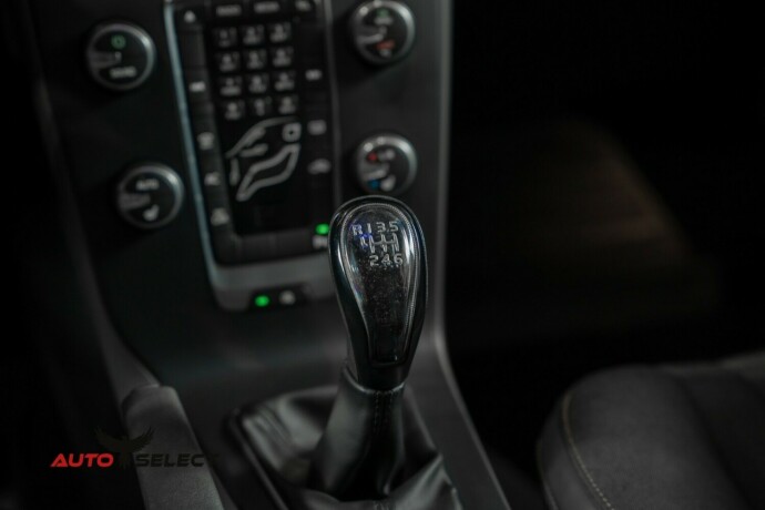 volvo-v40-cross-country-diesel-2014-big-29