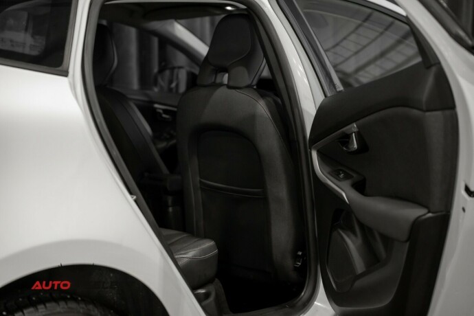 volvo-v40-cross-country-diesel-2014-big-12