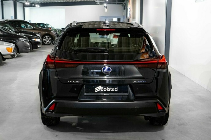 lexus-ux-elektrisitetbensin-2019-big-3