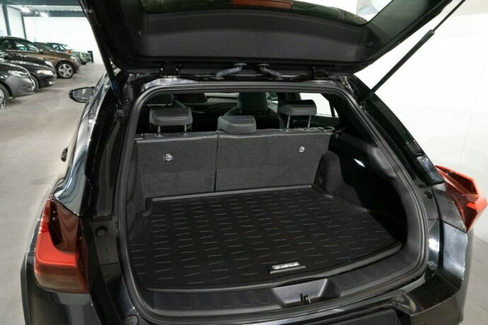 lexus-ux-elektrisitetbensin-2019-big-8