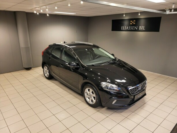 volvo-v40-cross-country-diesel-2015-big-1