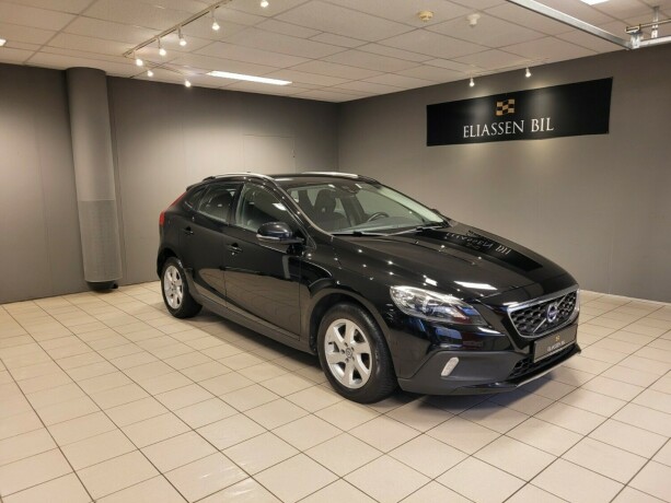 volvo-v40-cross-country-diesel-2015-big-0