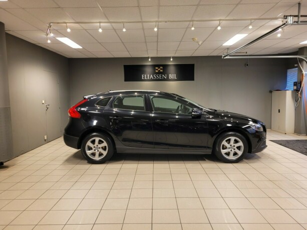 volvo-v40-cross-country-diesel-2015-big-3