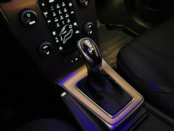 volvo-v40-cross-country-diesel-2015-big-21