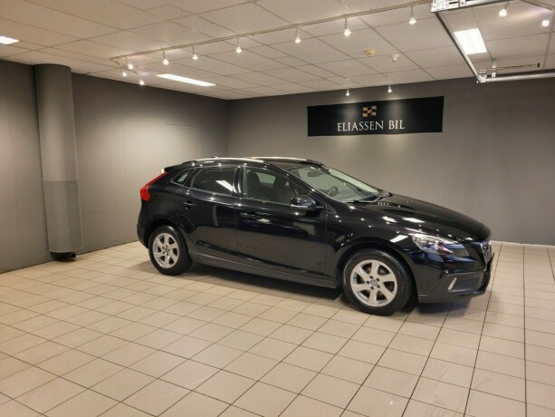 volvo-v40-cross-country-diesel-2015-big-2