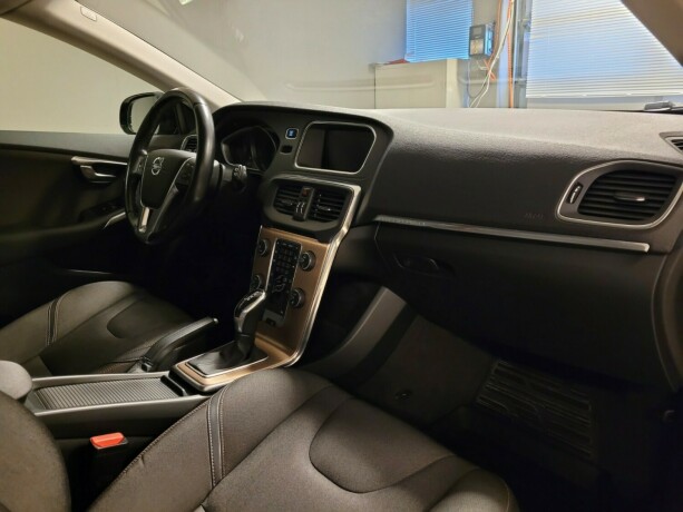 volvo-v40-cross-country-diesel-2015-big-13