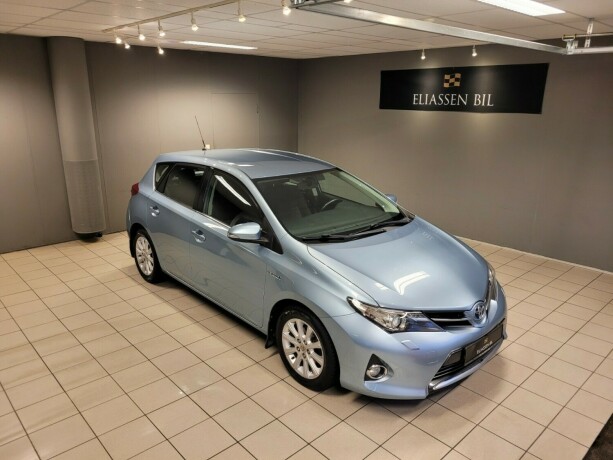 toyota-auris-elektrisitetbensin-2014-big-1