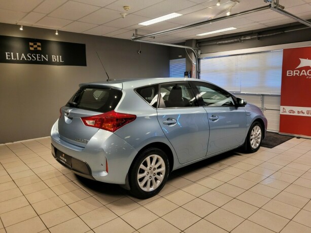 toyota-auris-elektrisitetbensin-2014-big-4