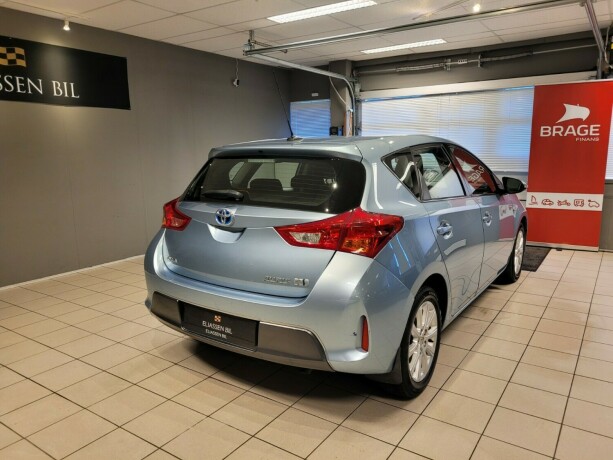 toyota-auris-elektrisitetbensin-2014-big-5