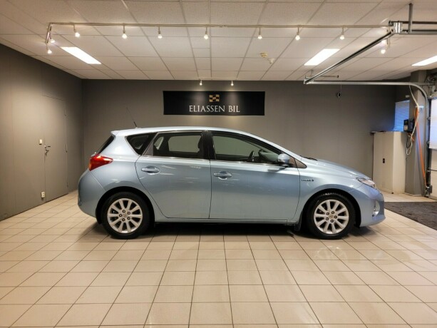 toyota-auris-elektrisitetbensin-2014-big-3