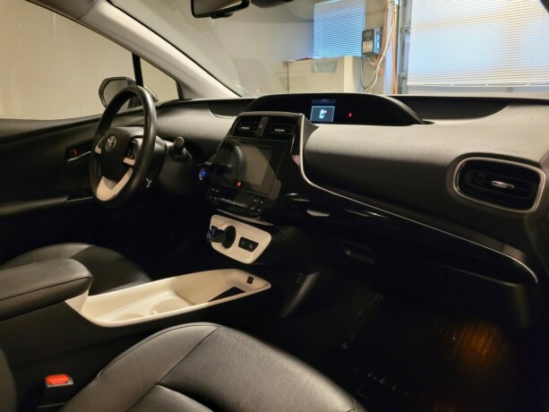 toyota-prius-elektrisitetbensin-2016-big-14