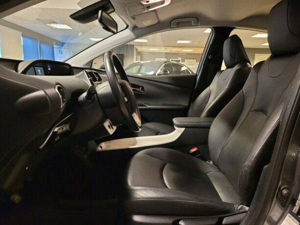 toyota-prius-elektrisitetbensin-2016-big-20