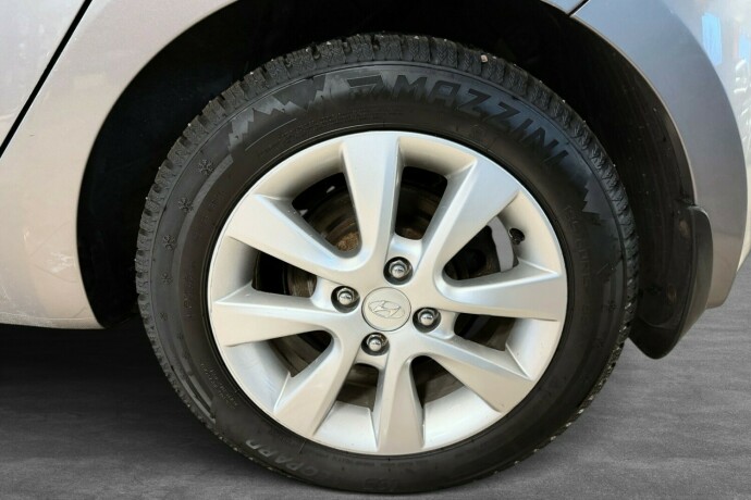 hyundai-i20-bensin-2013-big-25