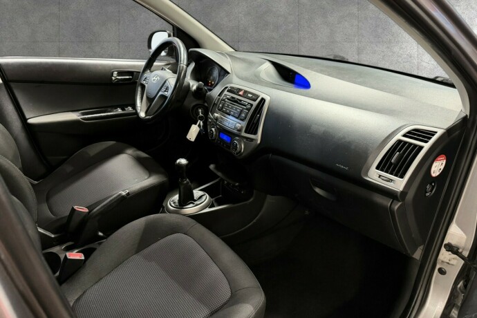 hyundai-i20-bensin-2013-big-13