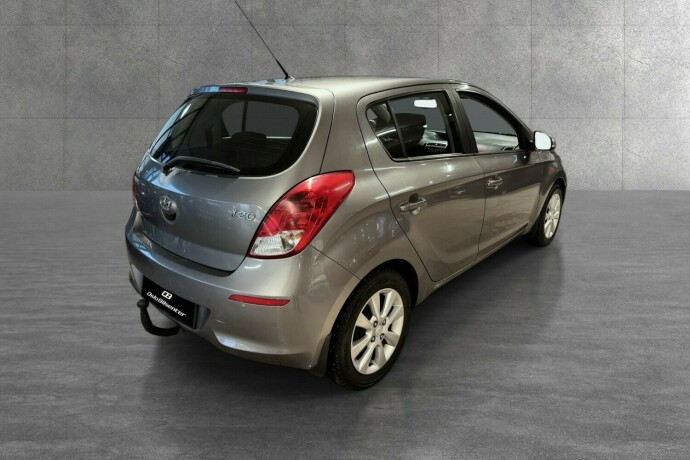 hyundai-i20-bensin-2013-big-5