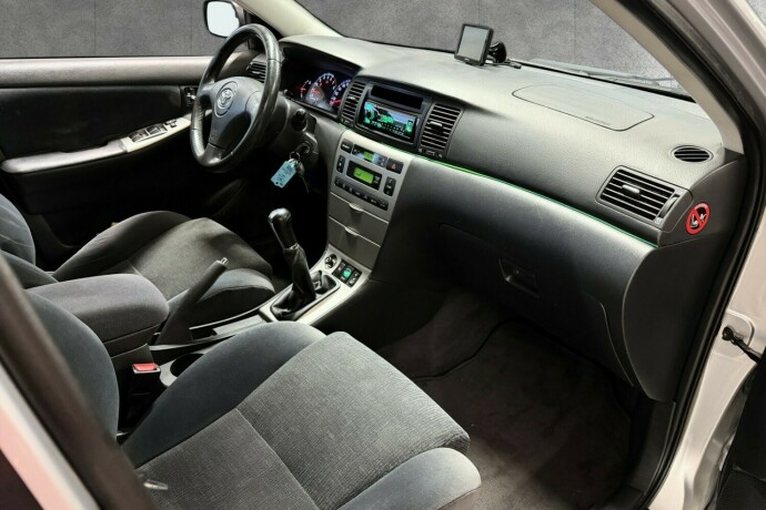 toyota-corolla-bensin-2004-big-16