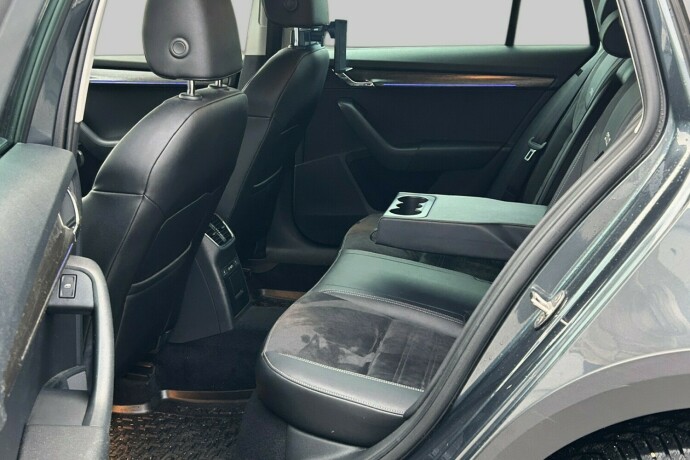 skoda-octavia-scout-diesel-2019-big-16