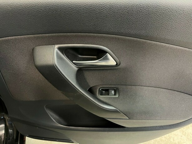 volkswagen-polo-diesel-2011-big-23