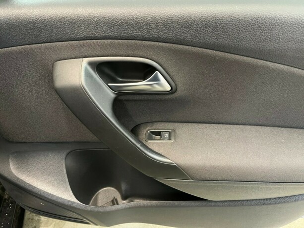 volkswagen-polo-diesel-2011-big-18