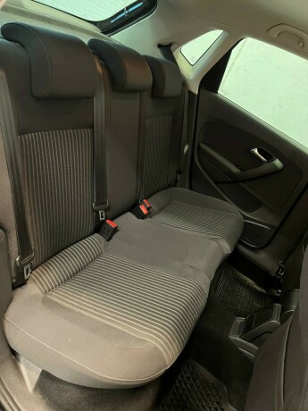 volkswagen-polo-diesel-2011-big-24