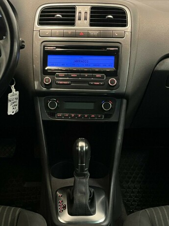 volkswagen-polo-diesel-2011-big-14