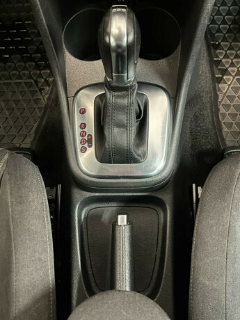 volkswagen-polo-diesel-2011-big-16