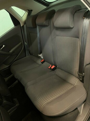 volkswagen-polo-diesel-2011-big-22