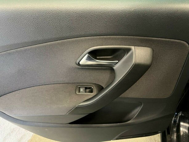 volkswagen-polo-diesel-2011-big-21