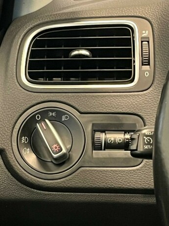 volkswagen-polo-diesel-2011-big-9