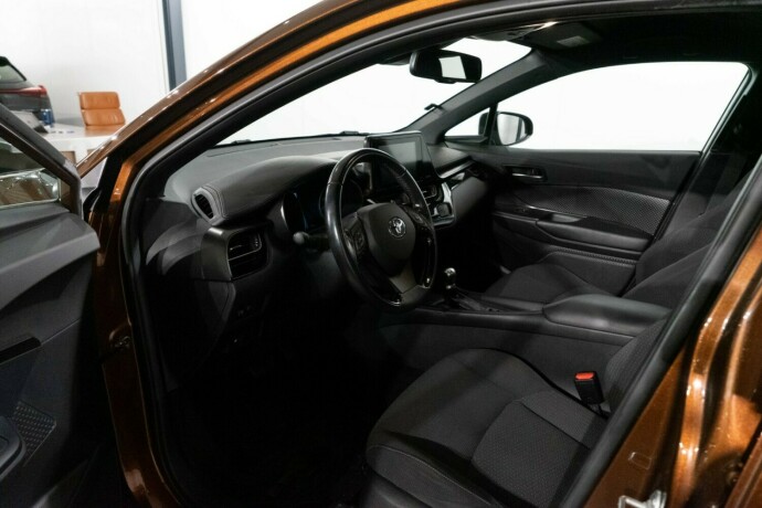 toyota-c-hr-elektrisitetbensin-2018-big-5