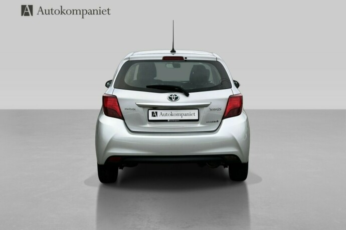 toyota-yaris-elektrisitetbensin-2015-big-5