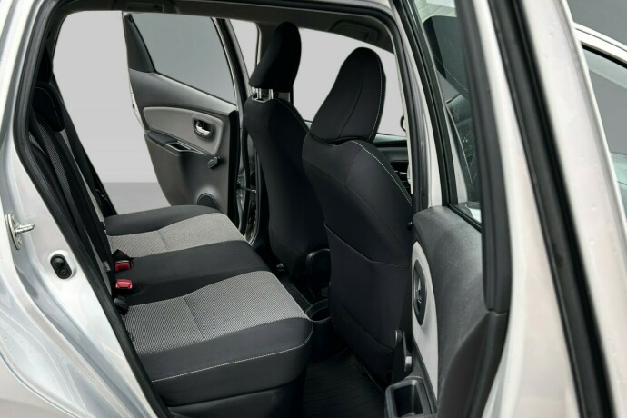 toyota-yaris-elektrisitetbensin-2015-big-11