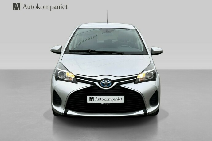 toyota-yaris-elektrisitetbensin-2015-big-1