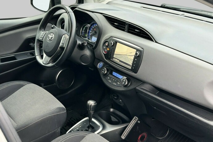 toyota-yaris-elektrisitetbensin-2015-big-10