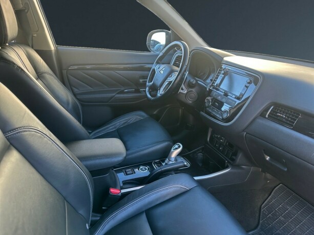 mitsubishi-outlander-elektrisitetbensin-2016-big-13
