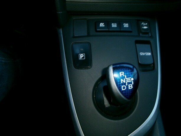 toyota-auris-bensin-2014-big-16