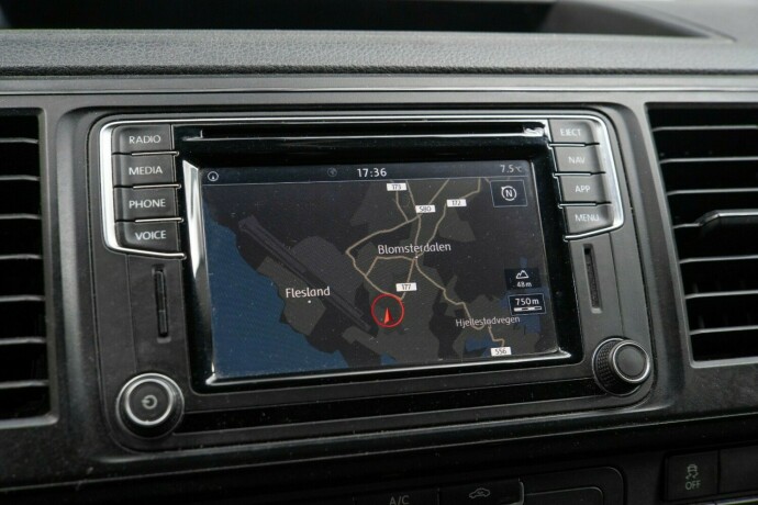 volkswagen-transporter-diesel-2017-big-18