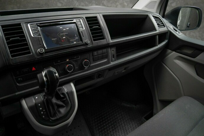 volkswagen-transporter-diesel-2017-big-16