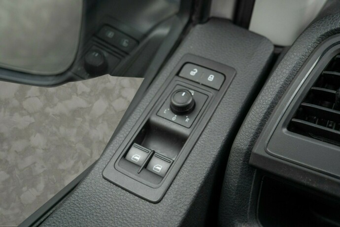 volkswagen-transporter-diesel-2017-big-21